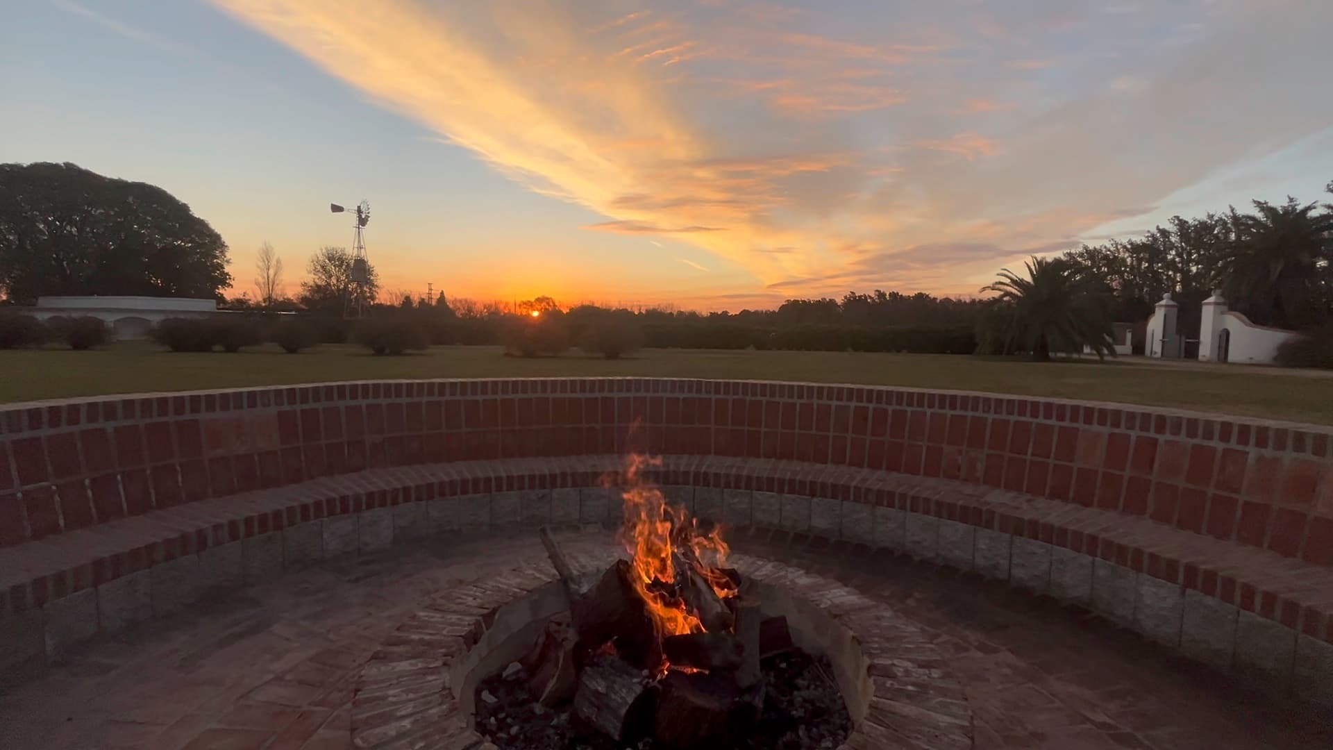 El fogón encendido al atardecer, en el campo