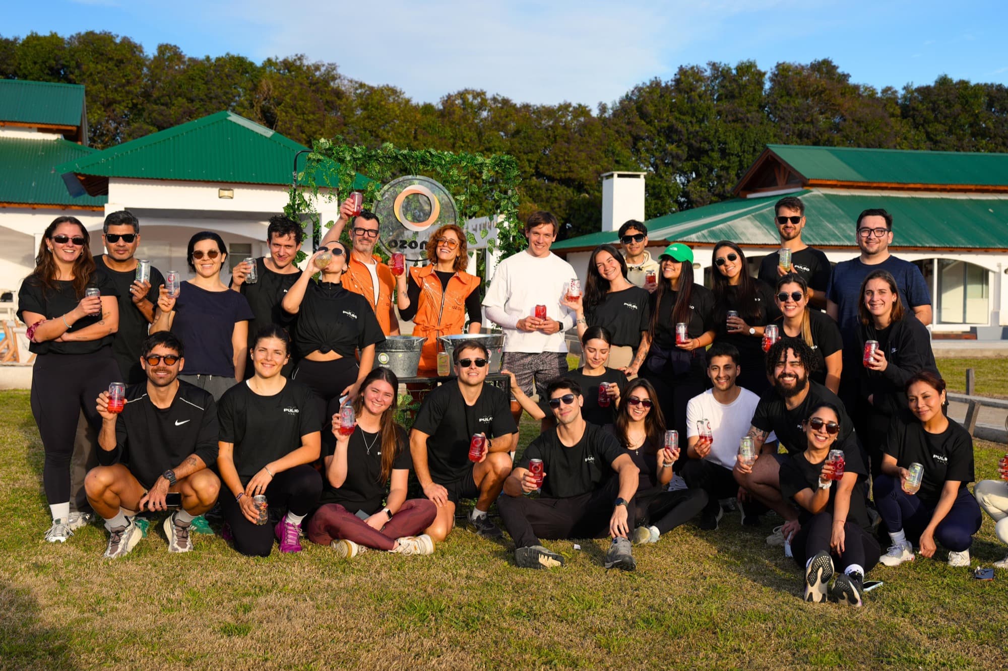 El grupo entero del primer retreat, en el pasto, al final del día