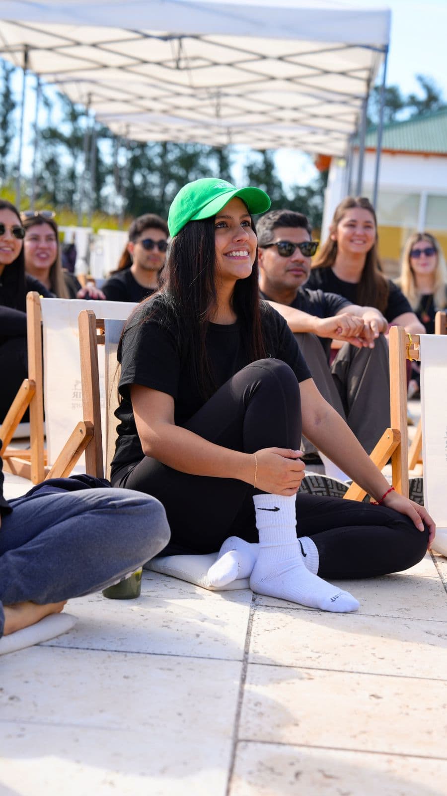 Escuchando una charla sentadas al sol